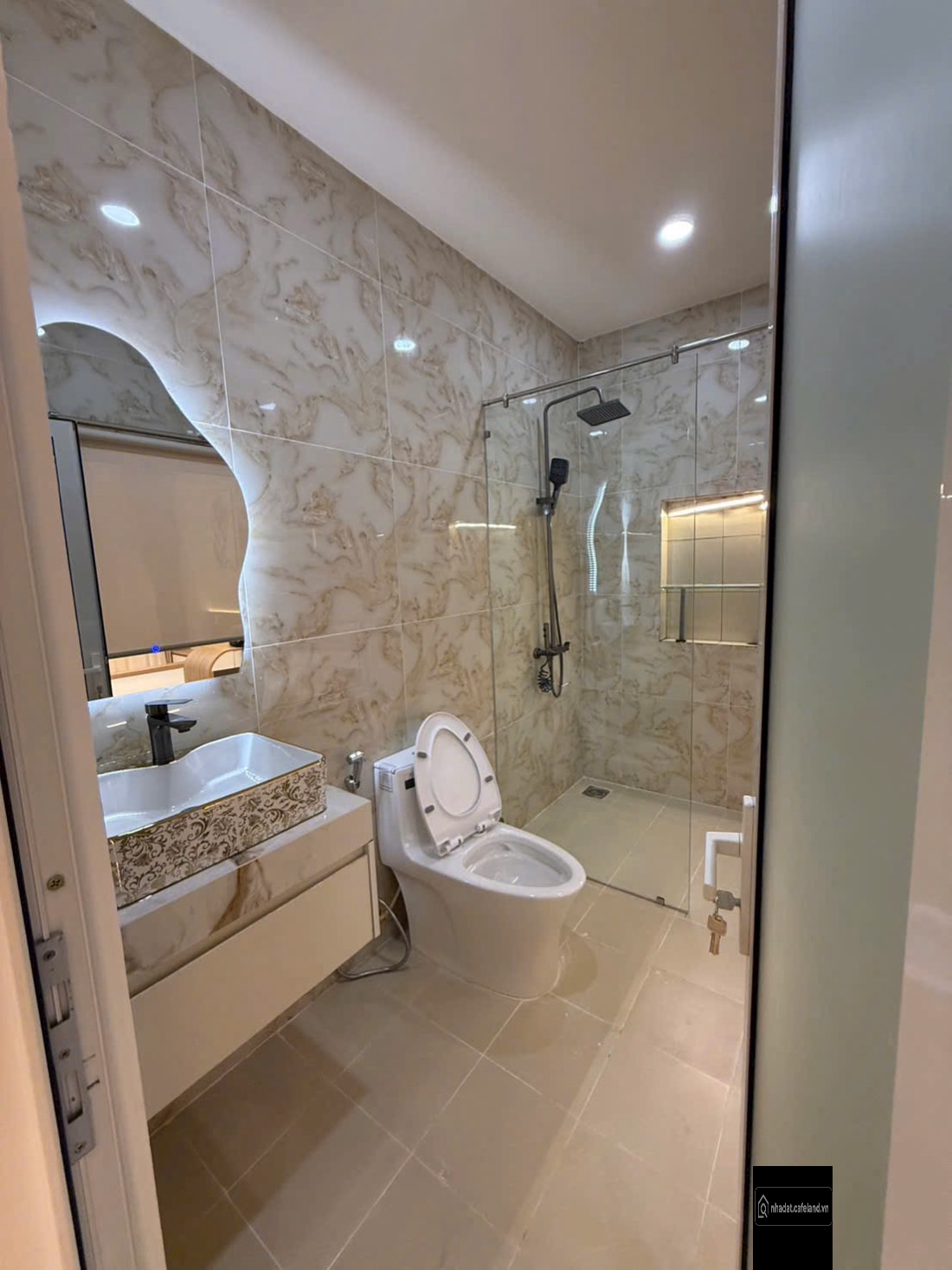 Ngộp ngân hàng, cần ra gấp căn nhà Tân Bình giá 2t250 