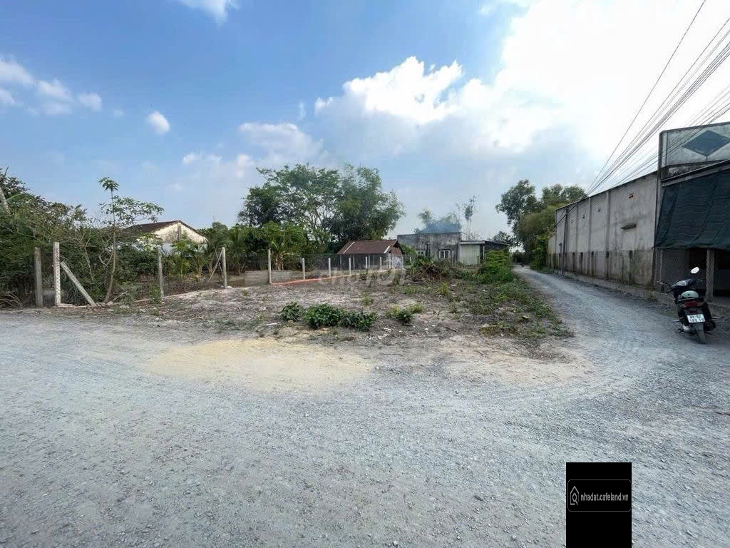 Cần bán gấp do gia đình cần tiền gần Cầu Lớn