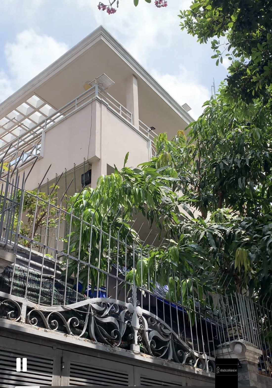 Biệt thự với diện tích 10 x 21m, sân rộng, nhiều phòng (pn trệt), hẻm nhựa rộng.