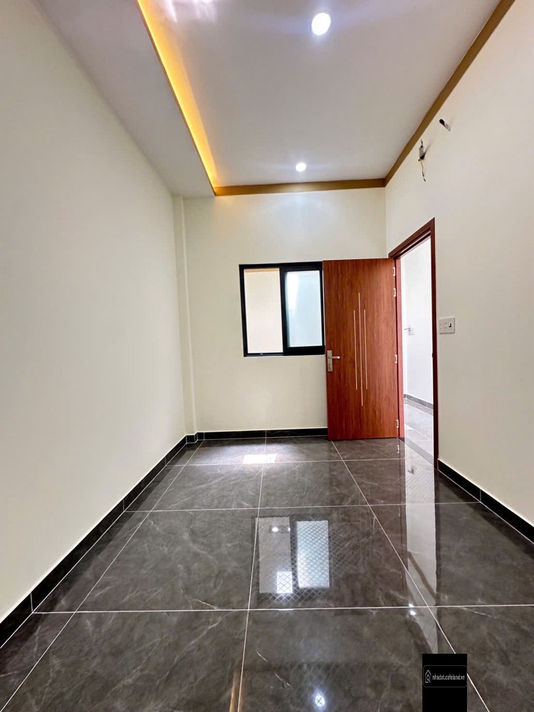 Nhà mới tinh – thiết kế hiện đại, có sân xe hơi rộng rãi, dọn vào ở ngay!