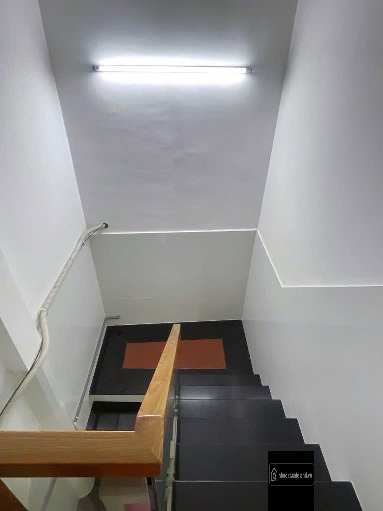 Nhà ngang 4.5m, hàng hiếm trong khu vực Tân Bình, gần chợ và các tiện ích. 