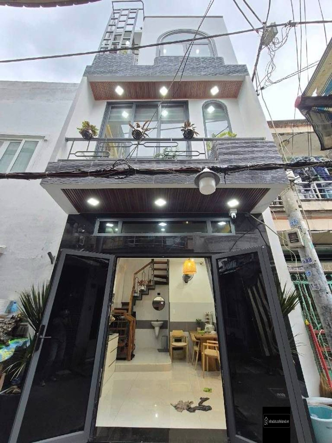 Nhà mới đẹp, 3 tầng btct, ban công, 2pn3wc. Hẻm 4m. Pháp lý chuẩn 