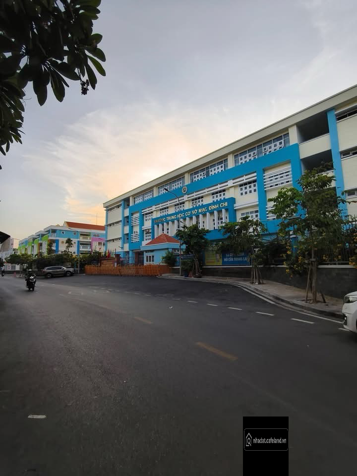 Mặt tiền đường Khu Chấn Hưng, TB mới mở rộng, sầm uất và sung túc.
