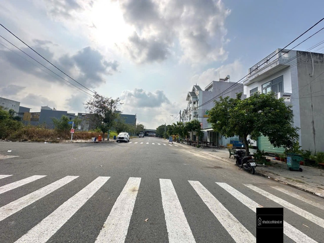 bán đất ngay chợ KDC Xuyên Á, buôn bán sầm uất, đường rộng 22m, DT: 5x18m